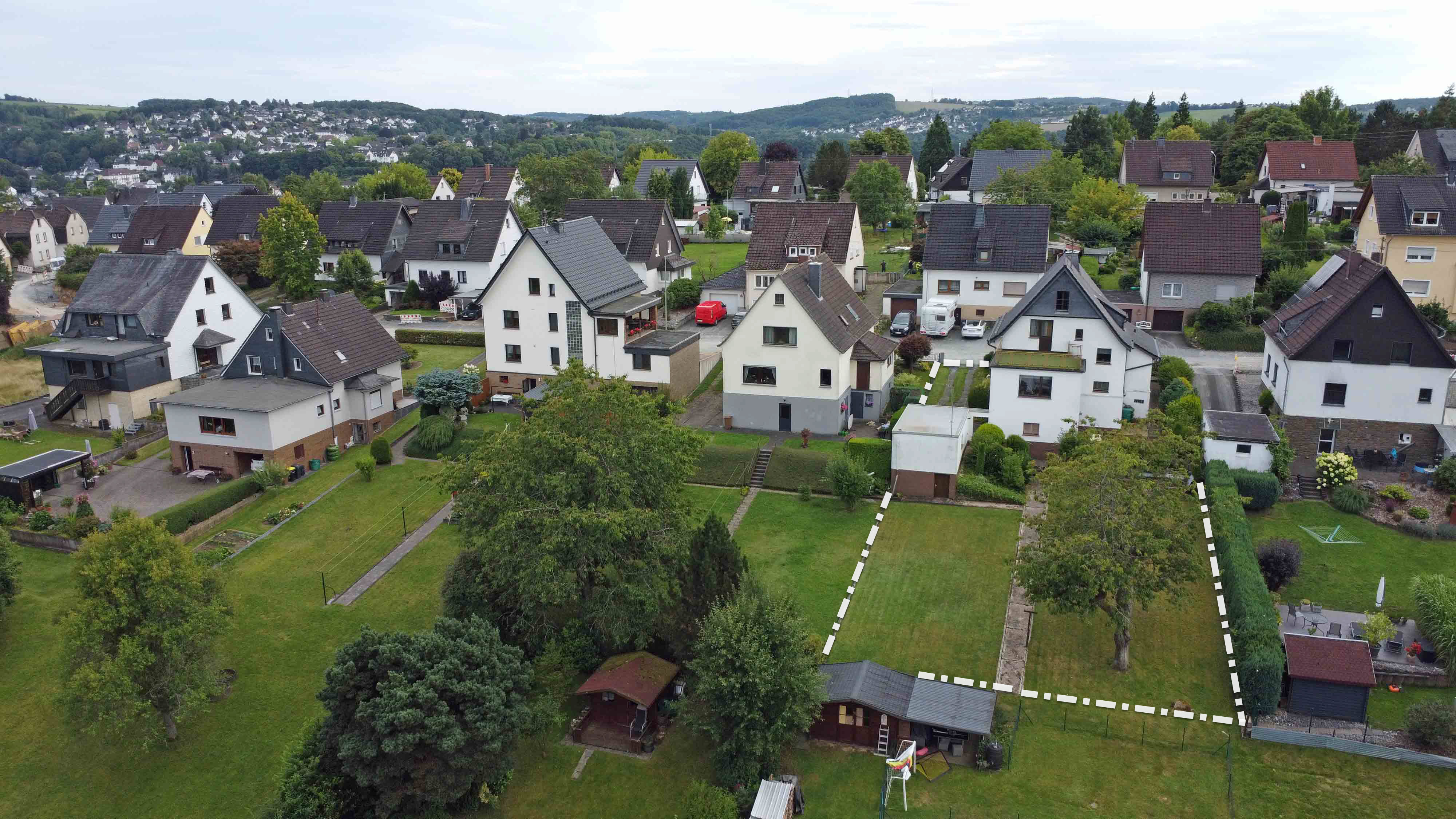 Wissen: EFH mit Dachterrasse, Garten und 2 Garagen, Panoramablick auf das Grundstück und Umgebung